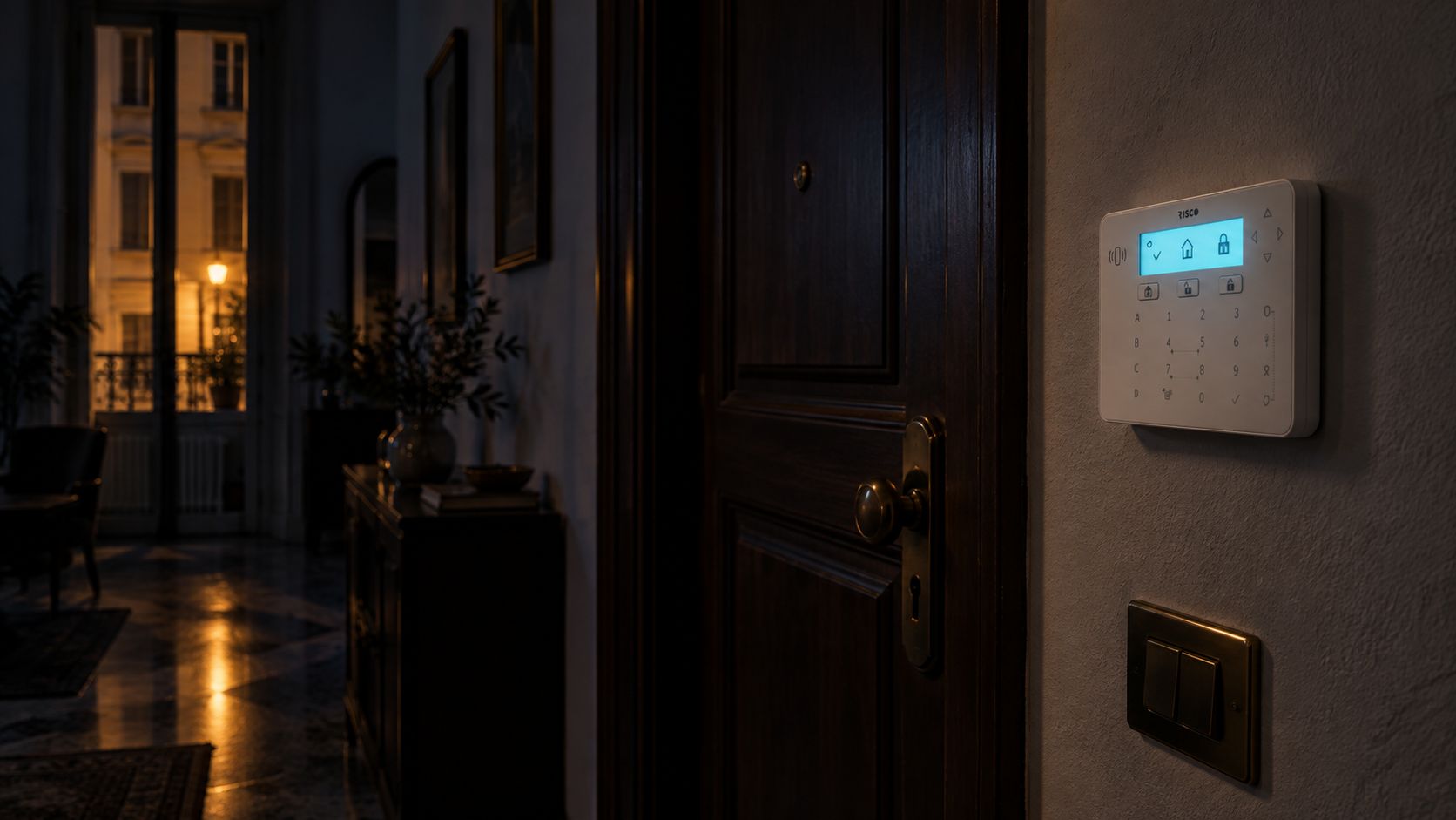 Tastiera allarme RISCO accanto alla porta di casa